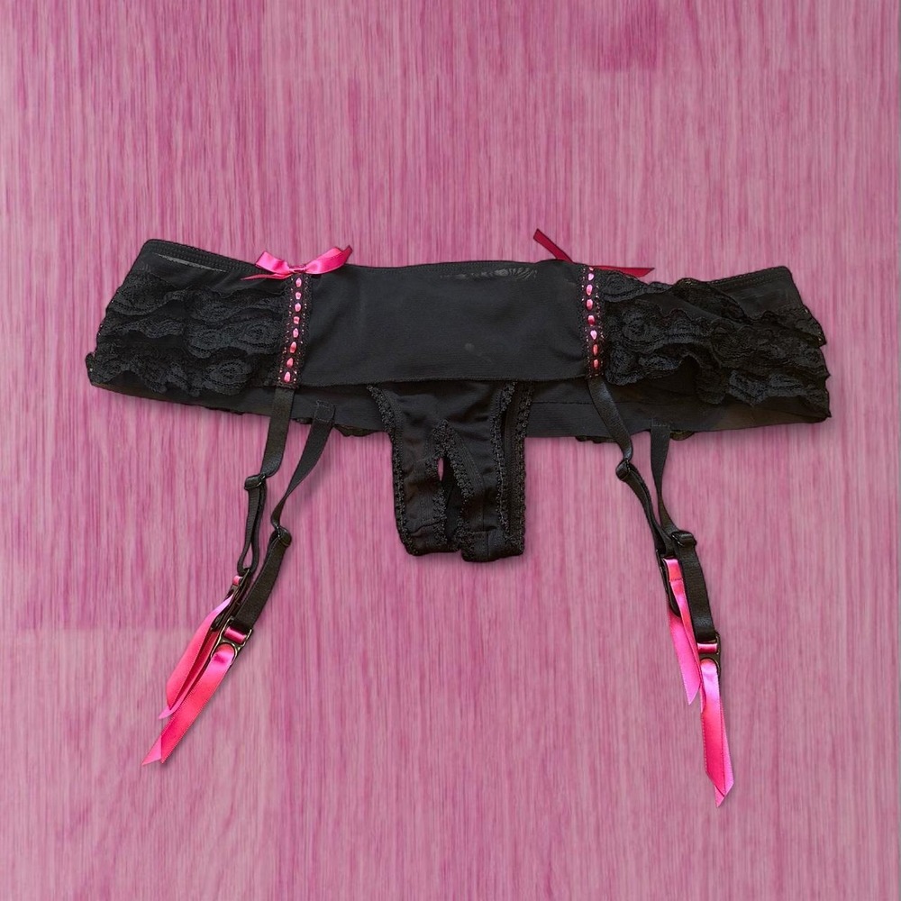 frederick's of hollywood 2000s vintage black and pink garter belt